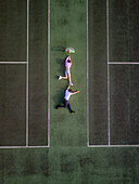 Luftaufnahme von dynamischen Tennisspielern in Aktion auf einem schönen Platz, Hove, England.
