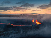 Luftaufnahme des majestätischen Vulkans Fagradalsfjall mit fließender Lava und malerischer Landschaft, Grindavik, Island.