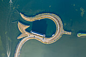 Luftaufnahme einer tulpenförmigen Insel, einer Struktur für Boote im Wolderwijd-See, Flevoland, Niederlande.
