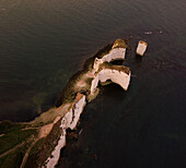 Luftaufnahme von Old Harry Rocks entlang der ruhigen Küstenlinie mit Klippen und dem Meer, Swanage, Dorset, Vereinigtes Königreich