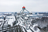 Luftaufnahme des Atomiums im Winter, einer hoch aufragenden und ikonischen Atomskulptur aus Stahl, Brüssel, Belgien.