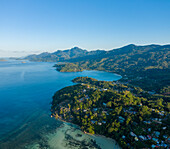 Panoramablick aus der Vogelperspektive auf die endlose Küstenlinie bei Anse a La Mouche, Anse Boileau, Seychellen.