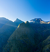 Panoramablick aus der Vogelperspektive auf eine schöne Berglandschaft bei Sonnenuntergang, La Possession, Saint Denis, Reunion.