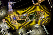 Gold Coast, Australien - 28. August 2019: Luftaufnahme eines Einkaufszentrums bei Nacht, ein Bauwerk moderner Architektur in Broadbeach, Queensland, Australien.
