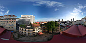 Luftaufnahme der schönen städtischen Skyline mit historischen und modernen Gebäuden unter einem malerischen Himmel, Daun Penh District, Kambodscha
