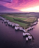 Luftaufnahme von Old Harry Rocks und dramatischen Klippen bei Sonnenuntergang mit einem schönen lila Himmel, Swanage, Dorset, Vereinigtes Königreich