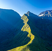 Panoramablick aus der Vogelperspektive auf eine schöne Berglandschaft bei Sonnenuntergang, La Possession, Saint Denis, Reunion.
