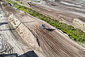 Luftaufnahme einer dynamischen Motocross-Rennstrecke mit Fahrern in Aktion, Mesa Motocross Park, Fellsmere, Florida.