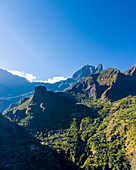 Panoramablick aus der Vogelperspektive auf eine schöne Berglandschaft bei Sonnenuntergang, La Possession, Saint Denis, Reunion.