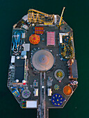 Luftaufnahme des farbenfrohen Brighton Pier mit Fahrgeschäften, darunter eine Achterbahn und ein Riesenrad, Brighton, England