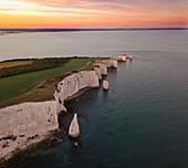 Luftaufnahme von Old Harry Rocks bei Sonnenaufgang mit ruhigem Meer und malerischen Klippen, Swanage, Dorset, Vereinigtes Königreich
