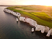Luftaufnahme von Old Harry Rocks mit schönen Klippen und ruhigem Meer, Swanage, Dorset, Vereinigtes Königreich.