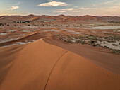 Luftaufnahme von Sanddünen und Personen in Sossusvlei, Deadvlei, Namibia.