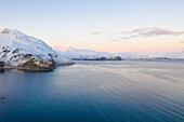 Luftaufnahme der schneebedeckten Insel Amaknak, Unalaska, AK, USA.