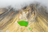 Luftaufnahme des nebelverhangenen Gipfels im Tongariro National Park, Neuseeland.