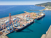 Luftaufnahme von Frachtschiffen und Schiffscontainern im Hafen von Le Port, Insel La Réunion.