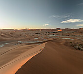 Luftaufnahme der Sanddünen von Sossusvlei und Deadvlei, Hardap, Namibia.