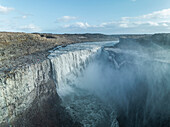 Luftaufnahme des Dettifoss-Wasserfalls und der Schlucht, Kopasker, Island.