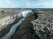 Luftaufnahme des Dettifoss-Wasserfalls bei bewölktem Himmel, nordöstliche Region, Island.