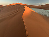 Luftaufnahme von Sossusvlei und Deadvlei mit Sanddünen und Personen, Hardap, Namibia.