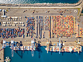 Luftaufnahme von Frachtschiffen und Schiffscontainern im Hafen, Insel La Réunion.