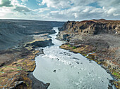Luftaufnahme des Dettifoss-Wasserfalls und der Schlucht, Kopasker, nordöstliche Region, Island.