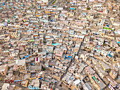 Luftaufnahme von geometrischen Wohngebäuden und Häusern in Lima, Peru.