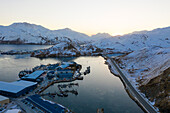 Luftaufnahme des Sonnenaufgangs über der abgelegenen Stadt Unalaska, AK, USA.