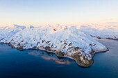 Luftaufnahme der schneebedeckten Insel Amaknak, Unalaska, AK, USA.