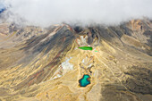 Luftaufnahme des nebelverhangenen Gipfels im Tongariro National Park, Neuseeland.