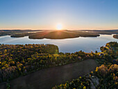 Panoramablick aus der Luft auf den Sonnenaufgang über dem Deep Creek Lake in McHenry Maryland, Vereinigte Staaten.