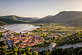 Luftaufnahme der Stadt Ston, berühmt für ihre langen Festungsmauern, Kroatien.