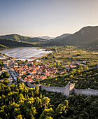 Luftaufnahme der Stadt Ston, berühmt für ihre langen Festungsmauern, Kroatien.