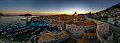 Luftaufnahme des historischen Dubrovnik bei Sonnenuntergang mit Adria und mittelalterlichen Stadtmauern, Dubrovnik, Kroatien.