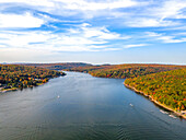 Luftaufnahme des Deep Creek Lake im Herbst in McHenry Maryland, Vereinigte Staaten.