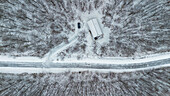 Luftaufnahme eines verschneiten Waldes in der Nähe des Deep Creek Lake, McHenry, Maryland, Vereinigte Staaten.