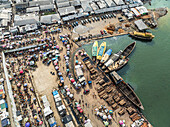 Luftaufnahme eines belebten Marktes am Fluss mit Holzbooten und Menschen, die Handel treiben, Port Harcourt, Nigeria