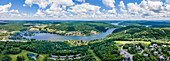 Ein Panoramablick auf den Deep Creek Lake in McHenry, Maryland, Vereinigte Staaten.