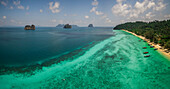 Panoramablick aus der Vogelperspektive auf traditionelle Langschwanzboote, die in der Bucht des Chao-Mai-Nationalparks in Thailand vertäut sind.