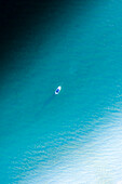 Luftaufnahme einer Drohne von einem Boot, das am Abbey Beach in Westaustralien vor Anker liegt.