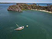 Luftaufnahme von Marovoha mit Dhow-Boot, Antsohihy, Madagaskar.