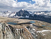Luftaufnahme des atemberaubenden Barila-Bergs und der ruhigen Seen im Deosai-Nationalpark, Skardu, Pakistan.