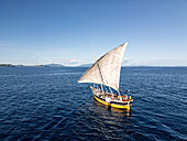 Nosy Be, Madagaskar - 21. Juni 2023: Luftaufnahme eines Dhow-Boots auf ruhigem Meer, Nosy Be, Madagaskar.