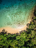 Luftaufnahme der paradiesischen Küste der Insel Koh Rok Yai in Thailand.