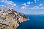 Luftaufnahme des beliebten Wahrzeichens Vruja bei Makarska mit dem Berg Biokovo und der Adria, Kroatien.