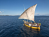 Nosy Be, Madagaskar - 21. Juni 2023: Luftaufnahme eines Dhow-Boots auf dem azurblauen Ozean, Nosy Be, Madagaskar.
