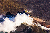 Luftaufnahme der ins Meer fließenden Lava am Kamokuna, Hawaii Volcanoes National Park, Big Island, Hawaii