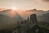 Luftaufnahme von 5 Türmen in den Dolomiten, Cortina d'Ampezzo, Belluno, Italien.