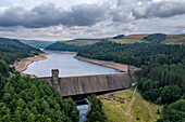 Luftaufnahme des Derwent Dam Reservoir, ein Wahrzeichen aus dem Zweiten Weltkrieg, Hope, England, Vereinigtes Königreich.
