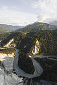 Drohnenaufnahme einer Schlucht, die von einem Gletscherfluss namens Rheinschlucht gefüllt wird, Flims, Graubünden, Schweiz.